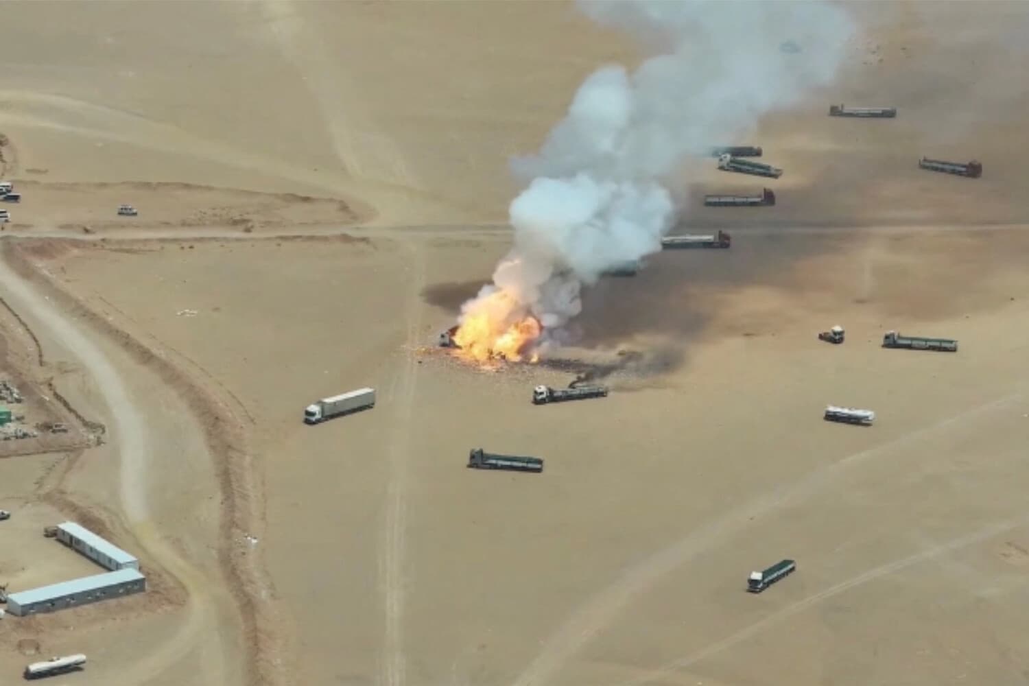 Humo se eleva de un camión en llamas durante un ataque que los hutíes atribuyeron a sus fuerzas contra camiones procedentes de Arabia Saudita, en el paso fronterizo de Al-Wadiah, en la frontera con Yemen. Imagen extraída de un video difundido el 7 de septiembre de 2026. (Centro de Medios Hutíes/Reuters).