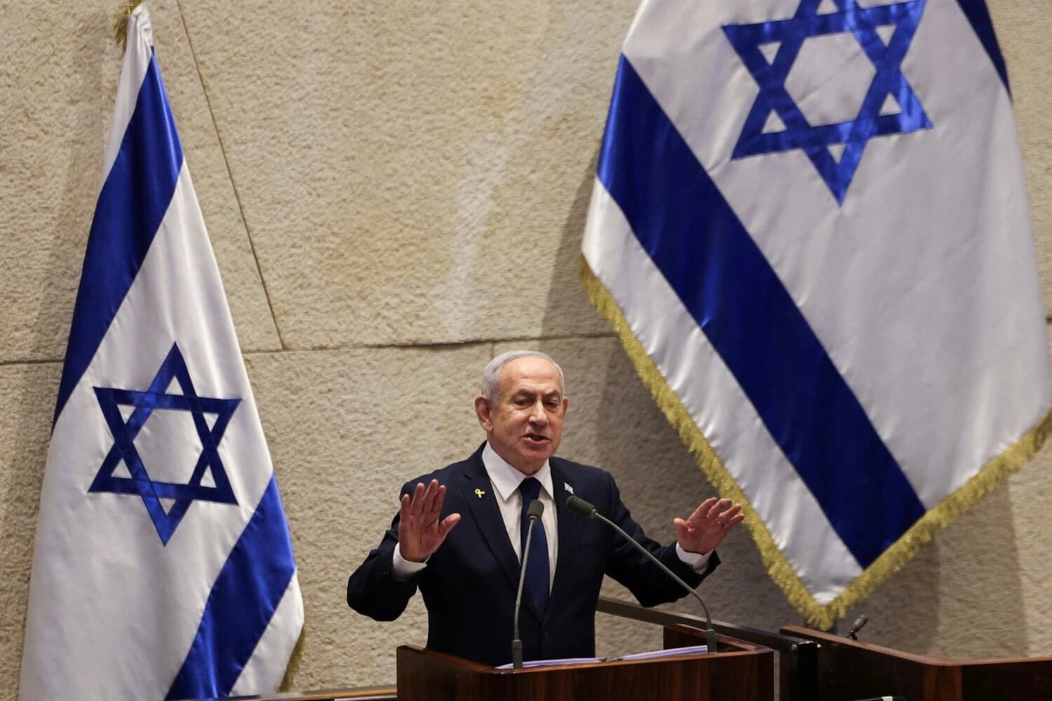 El primer ministro israelí Benjamin Netanyahu habla en el pleno de la Knéset, el parlamento israelí, en Jerusalén, el 10 de noviembre de 2025. (Ronen Zvulun/Reuters).