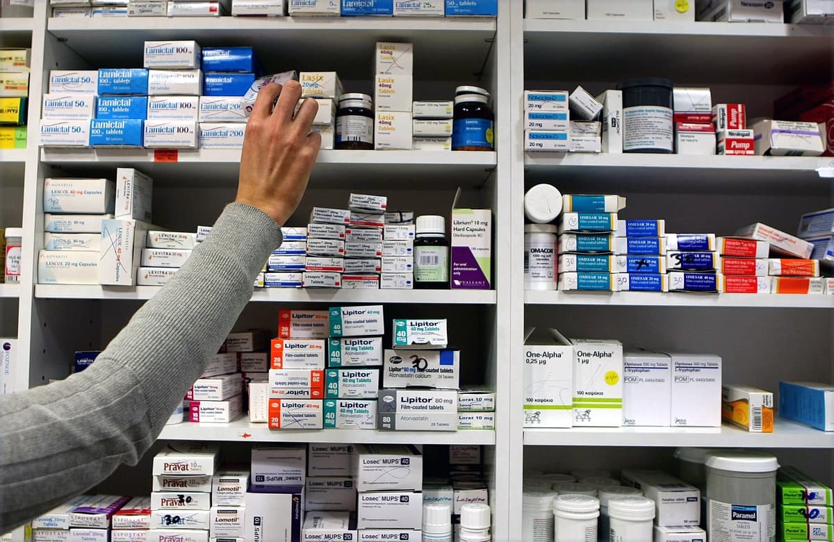 Un farmacéutico repone los estantes de una farmacia en una foto de archivo del 16 de noviembre de 2009. (Julien Behal/PA Wire).