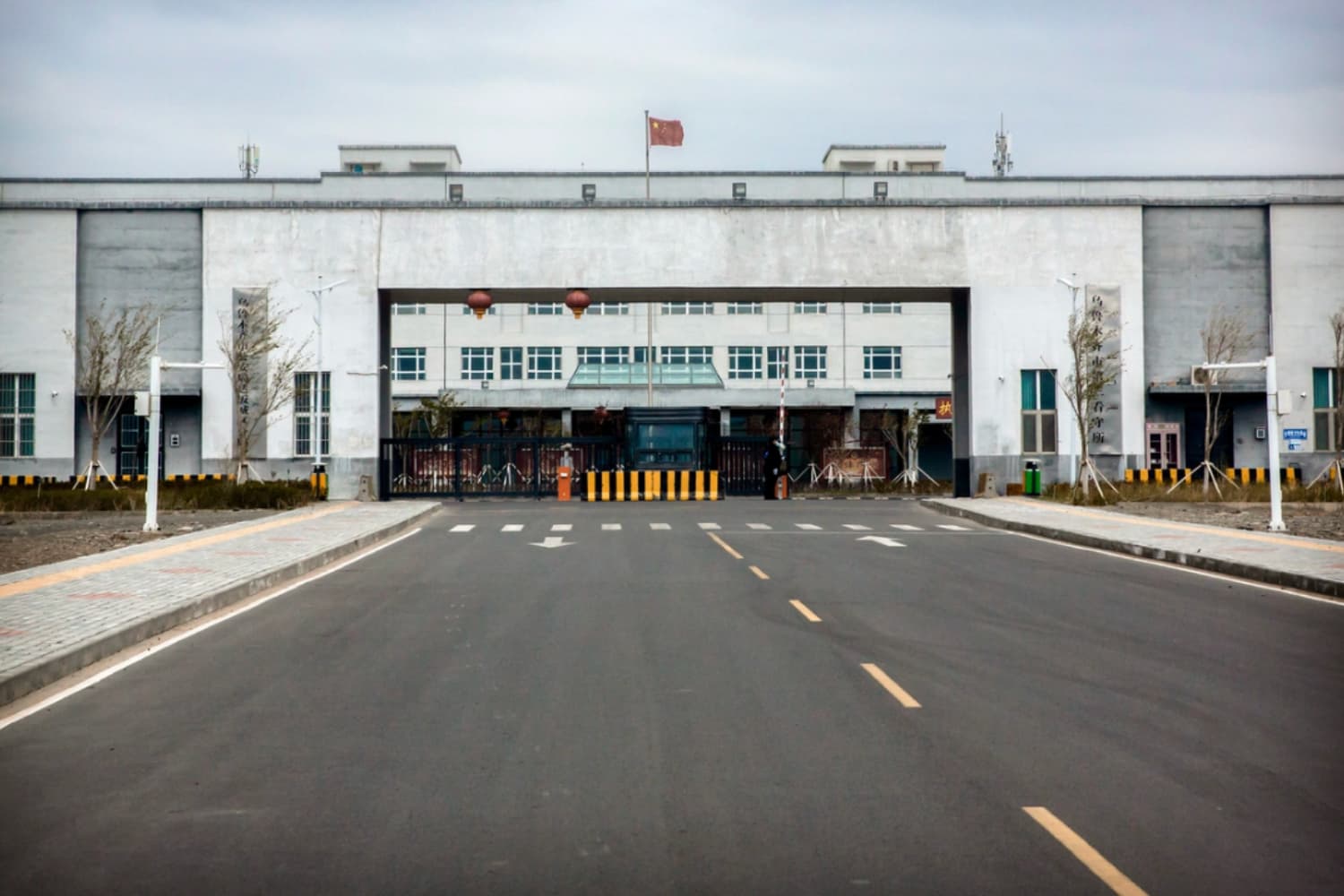 Centro de Detención Nº. 3 de Urumqi, en Xinjiang, al oeste de China, el 23 de abril de 2021. Urumqi nº. 3, el centro de detención más grande de China, tiene capacidad para al menos 10,000 reclusos. (Mark Schiefelbein/AP Photo)