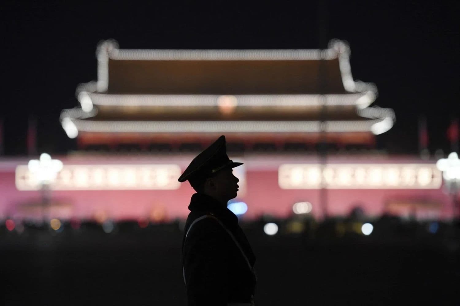 Un agente de la policía paramilitar monta guardia en la Plaza de Tiananmén tras una sesión plenaria de la Asamblea Popular Nacional en el Gran Salón del Pueblo adyacente, en Beijing, el 11 de marzo de 2018. (Greg Baker/AFP vía Getty Images)