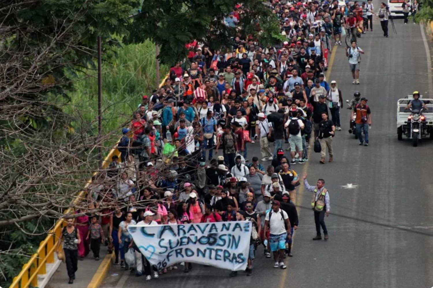 Migrantes caminan en una caravana hacia el norte desde Tapachula, Chiapas, en la frontera sur de México. Imagen de archivo. (EFE/ Juan Manuel Blanco)