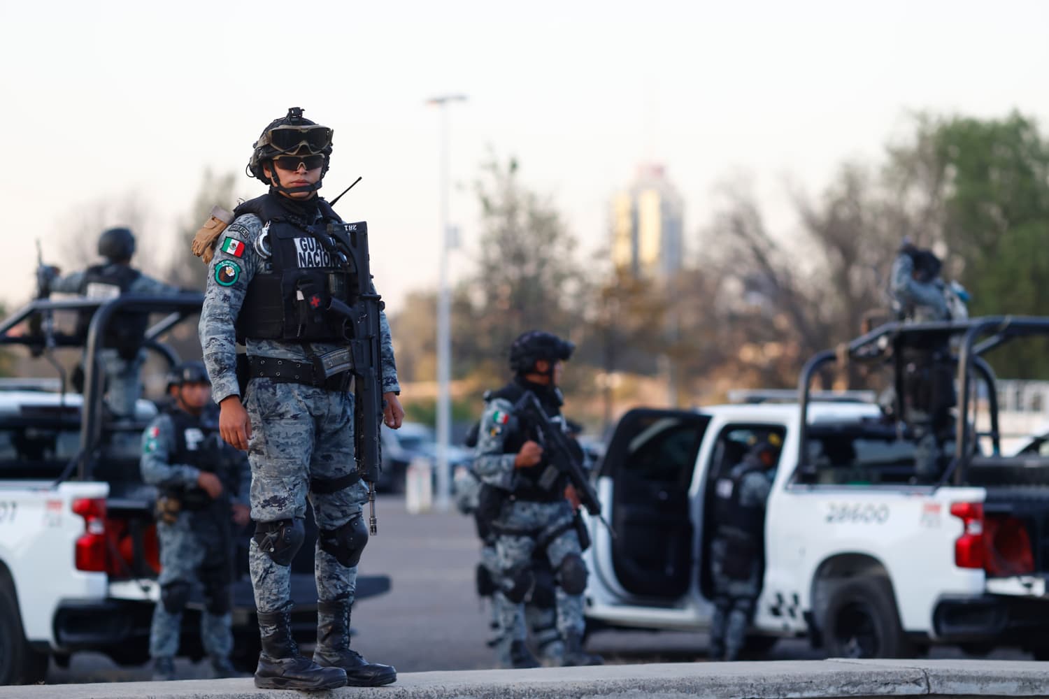 De acuerdo con el informe de las fuerzas federales, el arrestado operaba como encargado de plaza en el municipio de Rosales y coordinaba rutas de tráfico de droga y migrantes hacia EE. UU., bajo las órdenes directas de su hijo, un mando regional identificado por alias 'Checo'. Fotografía de archivo. (EFE/ Francisco Guasco)