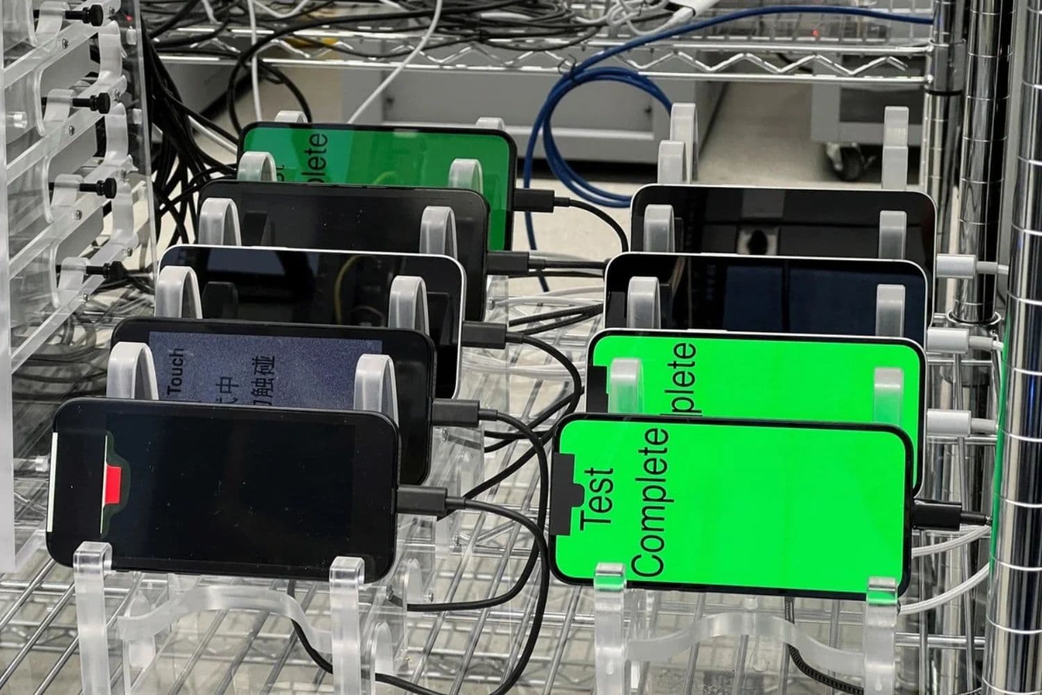 Varios teléfonos iPhone 16e con el nuevo módem celular C1 son sometidos a pruebas de estrés en un laboratorio de Apple, donde cientos de dispositivos pasan por miles de horas de pruebas continuas y repetitivas, en Sunnyvale, California, el 18 de febrero de 2025. (Stephen Nellis/Reuters)