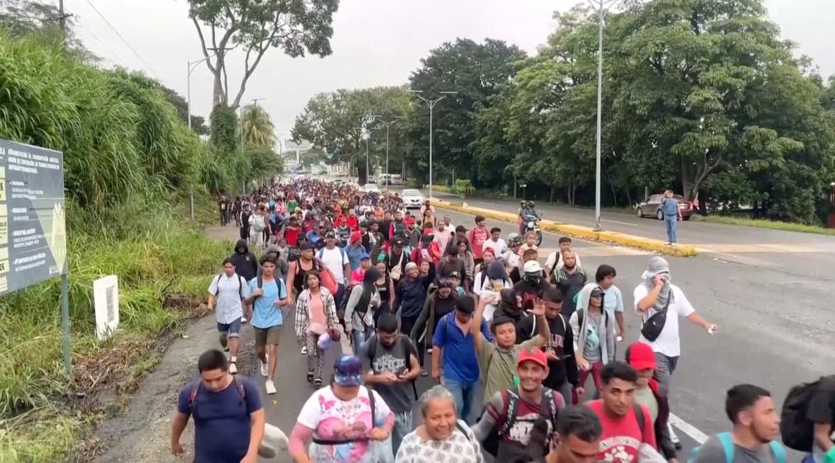 Migrantes hondureños caminan en una caravana por el sur de México, en Tapachula, Chiapas, el 20 de octubre de 2026. (Reuters/Captura de pantalla vía The Epoch Times)