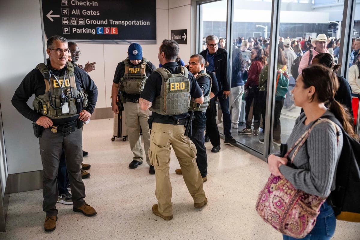 Agentes del Servicio de Inmigración y Control de Aduanas esperan un ascensor en la Terminal E del Aeropuerto Intercontinental George Bush en Houston el 23 de marzo de 2026. (Antranik Tavitian/Getty Images).