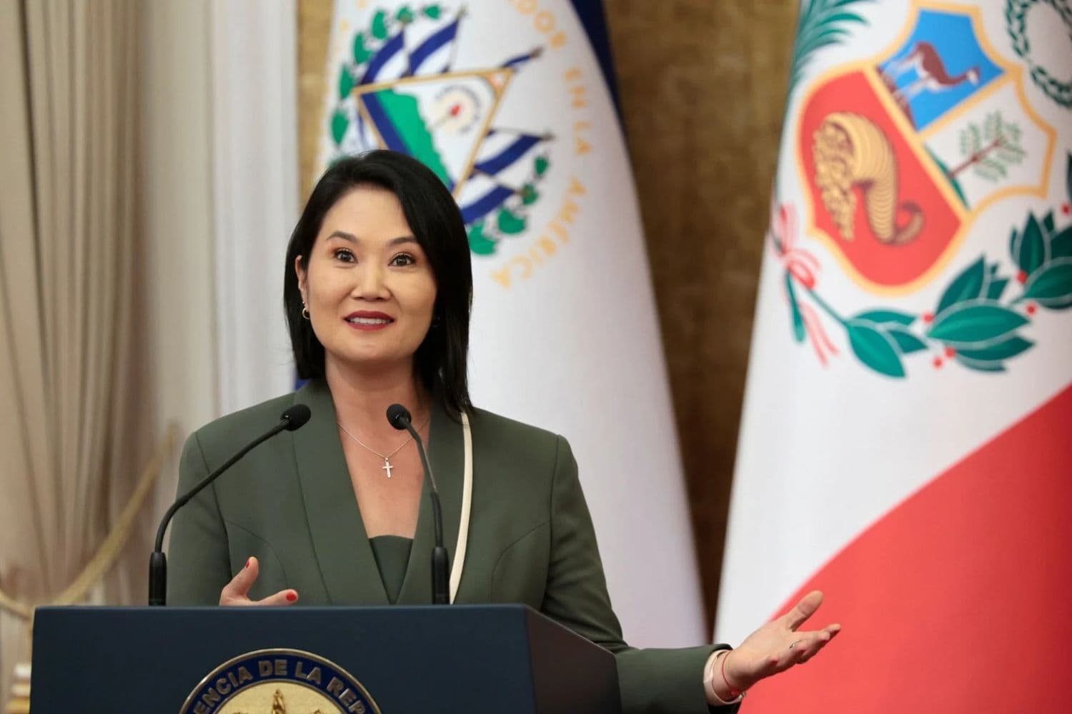 Fujimori recorre megacárcel en El Salvador y busca replicar su modelo de seguridad en el país