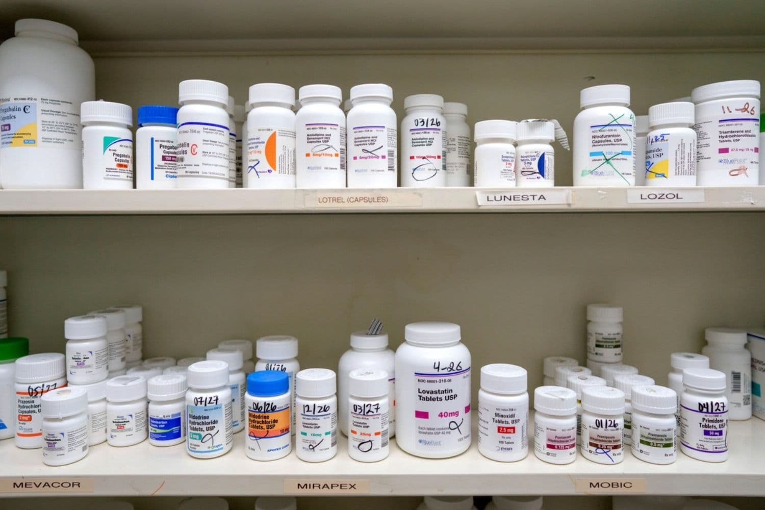 Medicamentos almacenados en los estantes de una farmacia en Los Ángeles el 12 de mayo de 2025. (Eric Thayer/Getty Images)